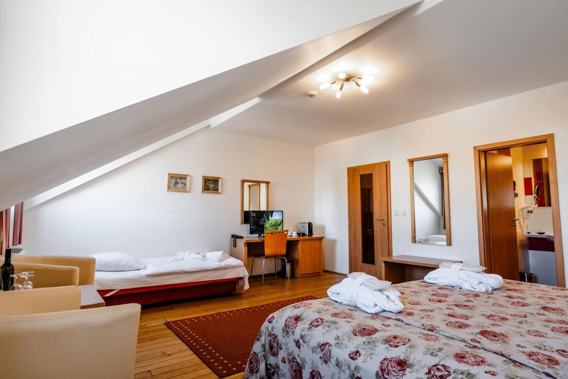 Hotel Galant מיקולוב מראה חיצוני תמונה